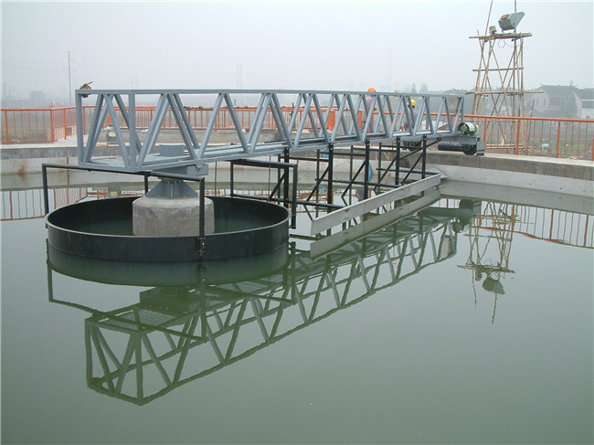 半橋式中心傳動(dòng)刮泥機(jī) 半橋式中心傳動(dòng)刮泥機(jī)